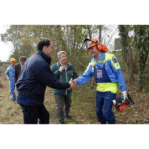 Luca Ciriani (Vicepresidente Giunta regionale e assessore regionale Protezione civile) saluta volontari della Protezione civile durante la prima giornata dell'operazione "Alvei Puliti". (24/03/12)