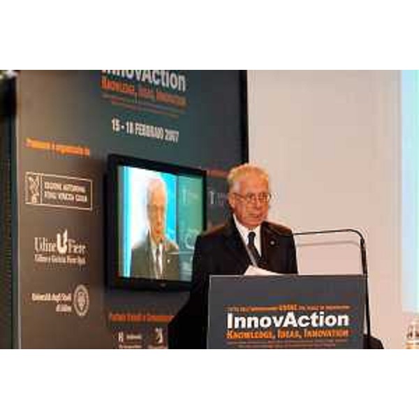 Tommaso Padoa Schioppa (Ministro dell'Economia e delle Finanze) ritratto in occasione dell'intervento d'apertura di 'InnovAction'-Salone della Conoscenza, delle Idee e dell'Innovazione al servizio delle imprese. (Udine 15/02/07)
