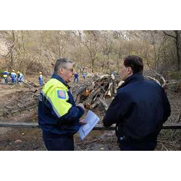 Adriano Morettin (Protezione civile FVG) e Luca Ciriani (Vicepresidente Giunta regionale e assessore regionale Protezione civile) durante la prima giornata dell'operazione "Alvei Puliti". (24/03/12)
