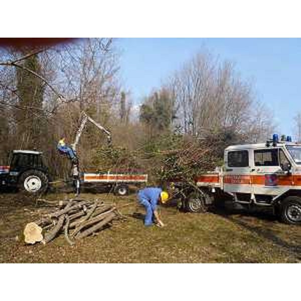 Volontari della Protezione civile del Friuli Venezia Giulia al lavoro nel corso dell'operazione "Alvei Puliti". (25/03/12)