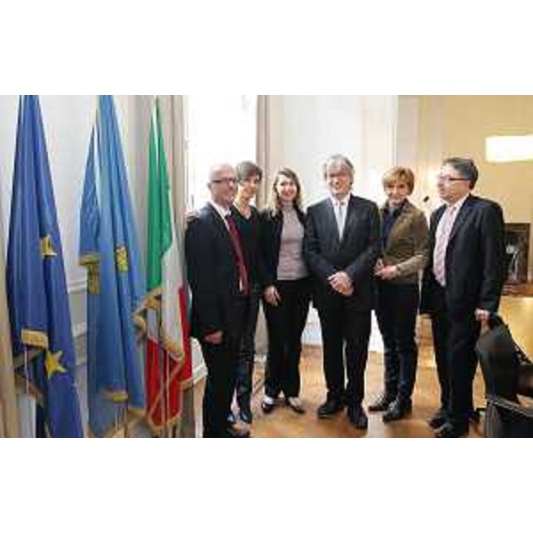 Renzo Tondo (Presidente Friuli Venezia Giulia) con Augusto Viola (Direttore Cultura, Sport, Relazioni internazionali e comunitarie FVG) e personale dell'Ufficio di Collegamento della Regione FVG a Bruxelles. (Bruxelles 26/03/12)