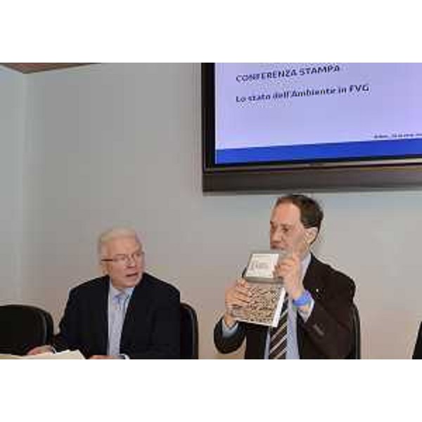 Giovanni Petris (Direttore regionale Ambiente, Energia e Politiche Montagna) e Luca Ciriani (Vicepresidente Giunta regionale e assessore regionale Ambiente) alla presentazione del "Rapporto sullo stato dell'ambiente nella regione Friuli venezia Giulia - Anno 2012". (Udine 26/03/12)