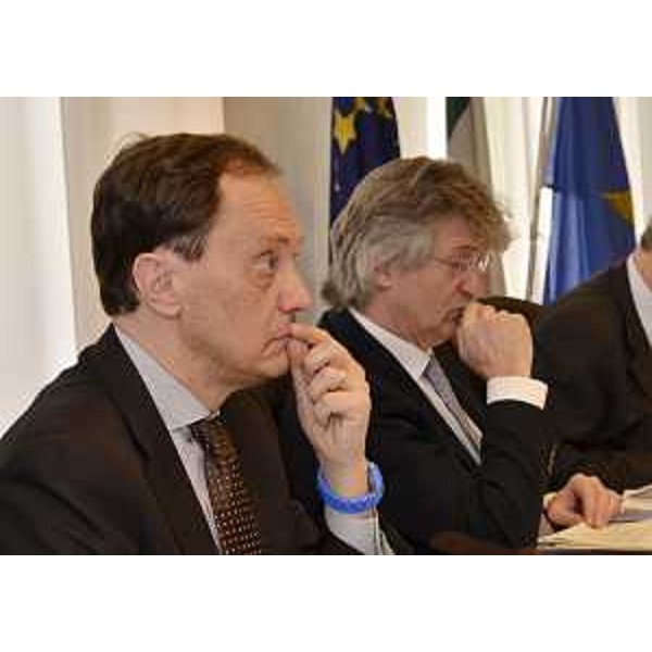 Luca Ciriani (Vicepresidente Giunta regionale e assessore regionale Ambiente, Energia, Politiche Montagna, Protezione civile) accanto a Renzo Tondo (Presidente Friuli Venezia Giulia) che presiede la riunione della Giunta regionale. (Trieste 29/03/12)