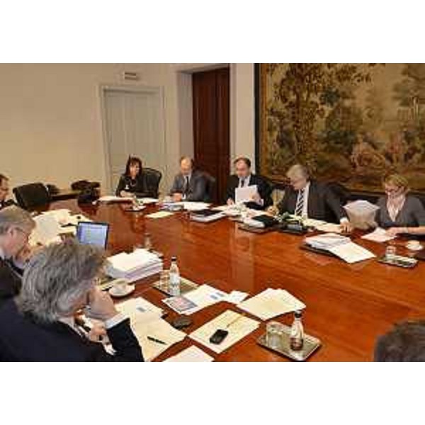 Gli assessori regionali Brandi (Lavoro, Formazione, Commercio, Pari Opportunità), Riccardi (Infrastrutture, Mobilità, Pianificazione territoriale, Lavori pubblici), Molinaro (Istruzione, Università, Ricerca, Famiglia, Associazionismo, Cooperazione), De Anna (Cultura, Sport, Relazioni internazionali e comunitarie) e Savino (Finanze, Patrimonio, Programmazione) davanti a Renzo Tondo (Presidente Friuli Venezia Giulia) che presiede la riunione della Giunta regionale. (Trieste 29/03/12)
