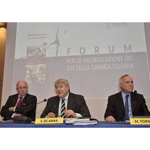 Christian Namy (Senatore Regione Verdun - Francia), Elio De Anna (Assessore Cultura Friuli Venezia Giulia) e Marco Tornetta (Console generale d'Italia in Lorena) al Forum per la valorizzazione dei siti della Grande Guerra. (Udine 29/03/12)