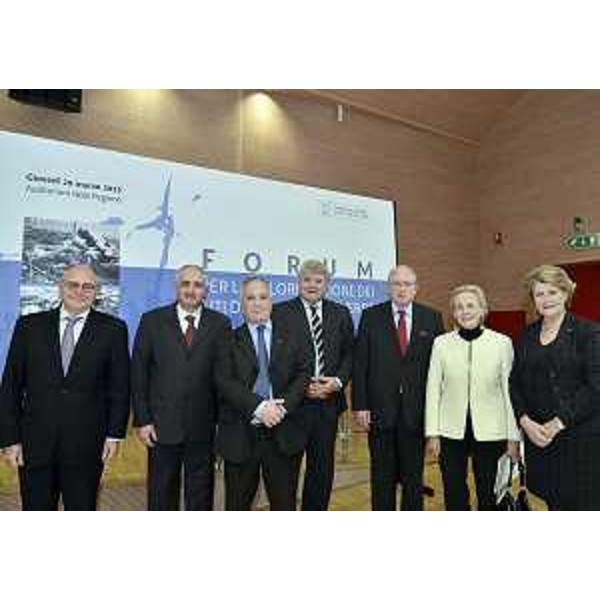 Al centro, Marco Tornetta (Console generale d'Italia in Lorena), Elio De Anna (Assessore Cultura Friuli Venezia Giulia) e Christian Namy (Senatore Regione Verdun - Francia) al Forum per la valorizzazione dei siti della Grande Guerra. (Udine 29/03/12)