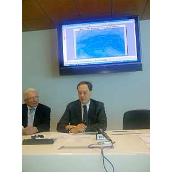 Giovanni Petris (Di centrale Ambiente, Energia, Politiche Montagna) e Luca Ciriani (Vicepresidente Giunta regionale e assessore regionale Ambiente) durante la riunione convocata per valutare provvedimenti per fronteggiare possibili conseguenze legate all'attuale stato di carenza idrica. (Udine 30/03/12)