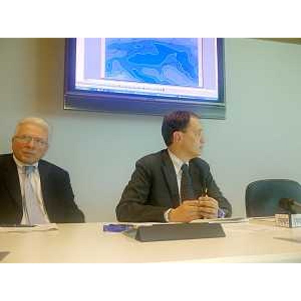 Giovanni Petris (Di centrale Ambiente, Energia, Politiche Montagna) e Luca Ciriani (Vicepresidente Giunta regionale e assessore regionale Ambiente) durante la riunione convocata per valutare provvedimenti per fronteggiare possibili conseguenze legate all'attuale stato di carenza idrica. (Udine 30/03/12)