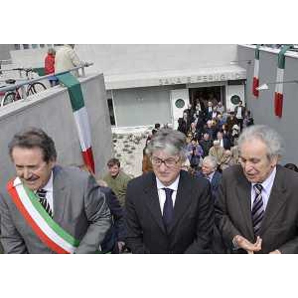 Renzo Tondo (Presidente Friuli Venezia Giulia) con Mario Pezzetta (Sindaco Tavagnacco) all'inaugurazione della sala consiliare del Comune di Tavagnacco intitolata ad Egidio Feruglio. (Feletto Umberto 31/03/12)