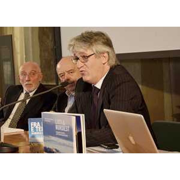 Renzo Tondo (Presidente Friuli Venezia Giulia) interviene alla presentazione del volume "Luci a Nordest. Immagini e parole dal Friuli Venezia Giulia", nel Salone del Parlamento del Castello. (Udine 31/03/12)