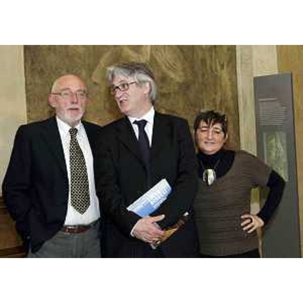 Paolo Rumiz (Giornalista e scrittore), Renzo Tondo (Presidente Friuli Venezia Giulia) e Ulderica Da Pozzo (Fotografa) alla presentazione del volume "Luci a Nordest. Immagini e parole dal Friuli Venezia Giulia", nel Salone del Parlamento del Castello. (Udine 31/03/12)