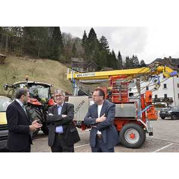 Renzo Tondo (Presidente Friuli Venezia Giulia) alla consegna di una gru a cavo mobile radiocomandata a tre tamburi, di un furgone transporter a quattro ruote motrici e di una trattrice forestale. (Rigolato 04/04/12)