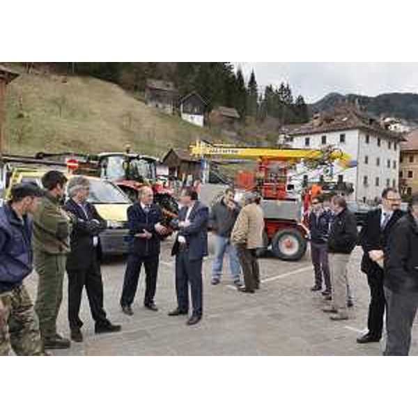 Renzo Tondo (Presidente Friuli Venezia Giulia) alla consegna di una gru a cavo mobile radiocomandata a tre tamburi, di un furgone transporter a quattro ruote motrici e di una trattrice forestale. (Rigolato 04/04/12)