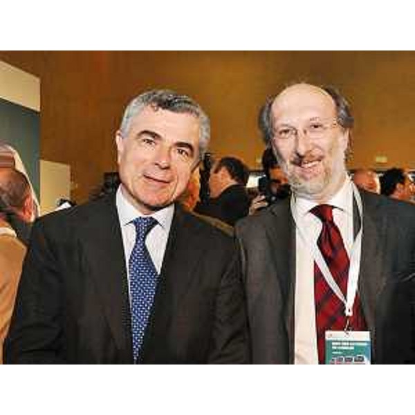 Mauro Moretti (Amministratore delegato Ferrovie dello Stato) e Riccardo Riccardi (Assessore regionale Infrastrutture, Mobilità, Pianificazione territoriale e Lavori pubblici) alla conferenza stampa di illustrazione del "Piano investimenti Trasporto regionale Trenitalia", alla Stazione Termini. (Roma 05/04/12)