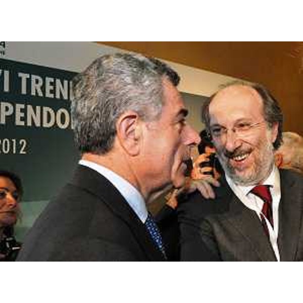 Mauro Moretti (Amministratore delegato Ferrovie dello Stato) e Riccardo Riccardi (Assessore regionale Infrastrutture, Mobilità, Pianificazione territoriale e Lavori pubblici) alla conferenza stampa di illustrazione del "Piano investimenti Trasporto regionale Trenitalia", alla Stazione Termini. (Roma 05/04/12)