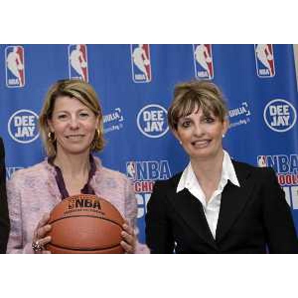 Federica Seganti (Assessore regionale Attività produttive) e Katia Bassi (Direttore generale NBA-National Basketball Association Italia) in occasione dell'annuncio di partnership di marketing che vedrà la Regione impegnata a supportare gli eventi e lo sviluppo del basket, diventando la destinazione turistica ufficiale di NBA in Italia. (Trieste 05/04/12)