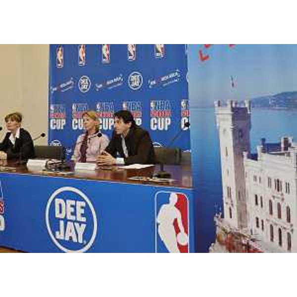 Katia Bassi (Direttore generale NBA-National Basketball Association Italia), Federica Seganti (Assessore regionale Attività produttive) e Alessandro Gaetano (Direttore marketing Agenzia TurismoFVG) e in occasione dell'annuncio di partnership di marketing che vedrà la Regione impegnata a supportare gli eventi e lo sviluppo del basket, diventando la destinazione turistica ufficiale di NBA in Italia. (Trieste 05/04/12)