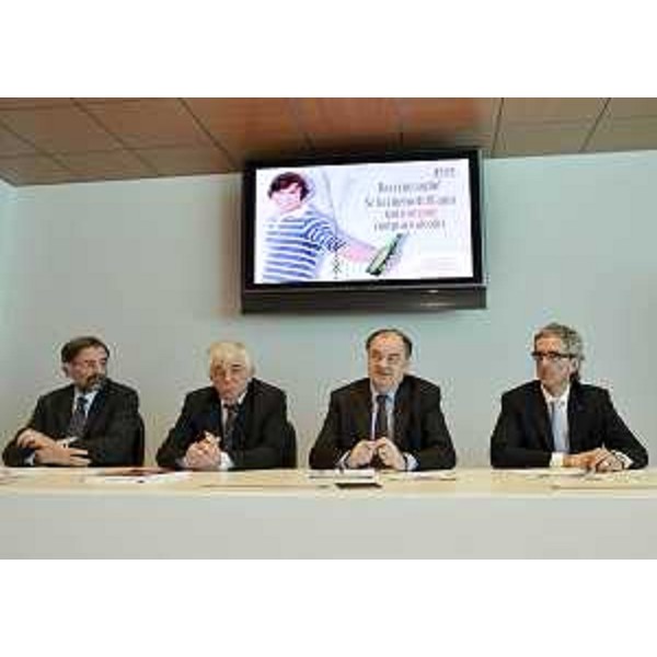Giorgio Ros (Direttore generale ASS n. 4 Medio Friuli), Francesco Piani (Prevenzione ASS n. 4), Roberto Molinaro (Assessore regionale Istruzione) e Fabrizio Cicero Santalena (Direttore Despar Nordest) alla presentazione della campagna di sensibilizzazione "Meno 18, zero alcol". (Udine 10/04/12)