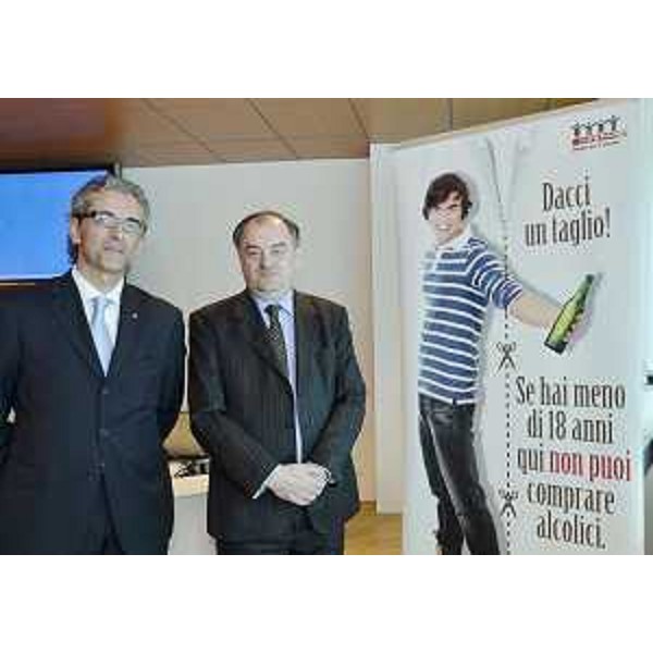 Fabrizio Cicero Santalena (Direttore Despar Nordest) e Roberto Molinaro (Assessore regionale Istruzione) alla presentazione della campagna di sensibilizzazione "Meno 18, zero alcol". (Udine 10/04/12)