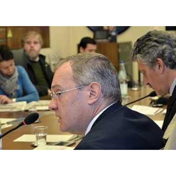 Andrea Garlatti (Assessore regionale Funzione pubblica, Autonomie locali e Coordinamento Riforme) in III Commissione consiliare, in Consiglio regionale. (Trieste 11/04/12)