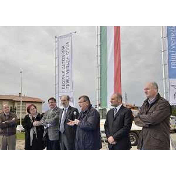 Giorgio Santuz (Presidente FVG Strade), Riccardo Riccardi (Assessore regionale Infrastutture e Lavori pubblici) e Aldo Burelli (Sindaco Fagagna) alla cerimonia per la conclusione dei lavori della rotatoria sulla strada regionale 464. (Fagagna 14/04/12)