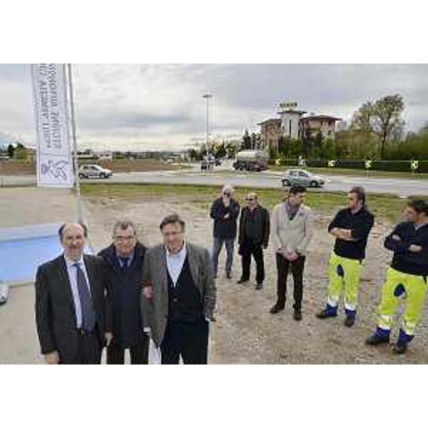 Riccardo Riccardi (Assessore regionale Infrastutture e Lavori pubblici), Aldo Burelli (Sindaco Fagagna) e Giorgio Santuz (Presidente FVG Strade) alla cerimonia per la conclusione dei lavori della rotatoria sulla strada regionale 464. (Fagagna 14/04/12)