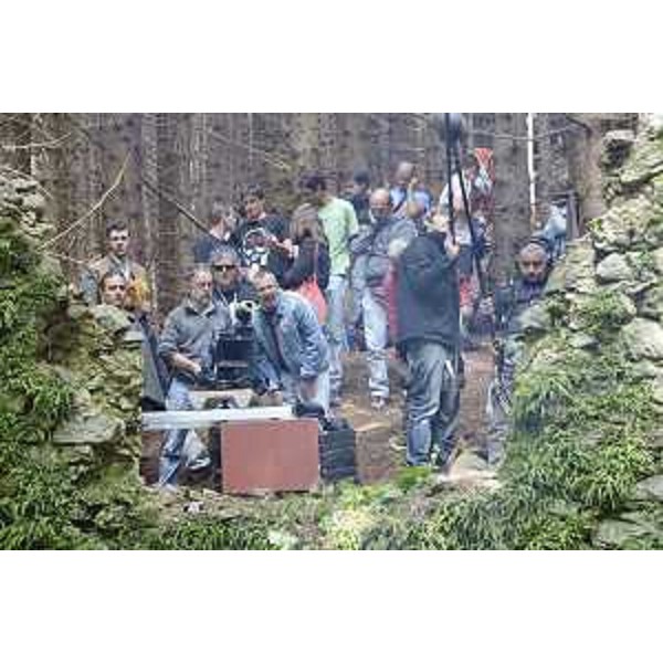 La troupe gira il film "Carnia 1944. Un'estate di libertà" (progetto "Repubblica della Carnia 1944. Le radici della libertà e della democrazia") di Marco Rossitti.