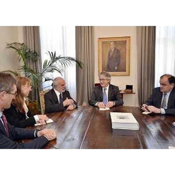 Adriano De Maio (Presidente Area Science Park), Renzo Tondo (Presidente Friuli Venezia Giulia) e Roberto Molinaro (Assessore regionale Istruzione, Università, Ricerca, Famiglia, Associazionismo e Cooperazione) nella sede della Regione. (Trieste 17/04/12)