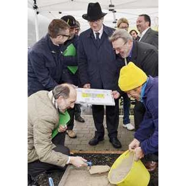 Renzo Tondo (Presidente Friuli Venezia Giulia) e Riccardo Riccardi (Assessore regionale Lavori pubblici) alla cerimonia per la posa della prima pietra di un fabbricato dell'ATER Alto Friuli. (Invillino di Villa Santina 20/04/12)