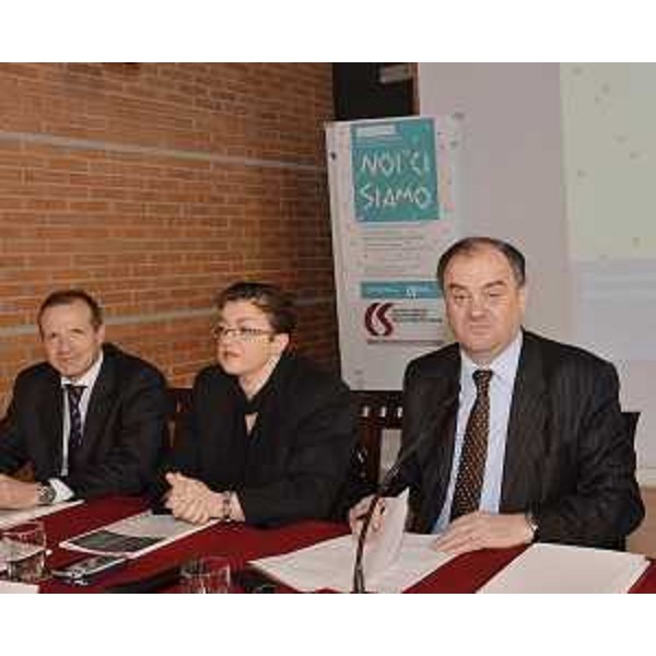 Lucio Pellegrini (Direttore Servizio regionale volontariato, associazionismo, rapporti con migranti e politiche giovanili), Mariangela Fantin (Presidente Centro Servizi Volontariato FVG), Roberto Molinaro (Assessore regionale Associazionismo e Cooperazione) alla XII Assemblea regionale del Volontariato. (Palmanova 21/04/12)