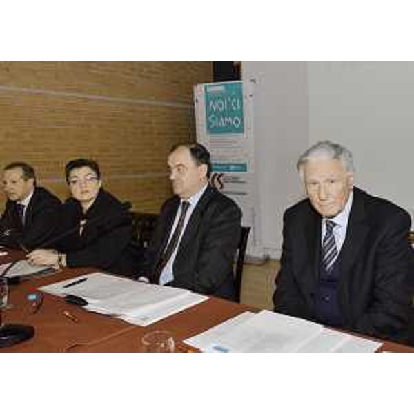 L.Pellegrini (Direttore Servizio regionale volontariato, associazionismo, rapporti con migranti e politiche giovanili), M.Fantin (Presidente Centro Servizi Volontariato FVG), R.Molinaro (Assessore regionale Associazionismo e Cooperazione) e D.Rinaldi (Presidente Co.Ge.-Comitato Gestione Fondo speciale Volontariato) alla XII Assemblea regionale del Volontariato. (Palmanova 21/04/12)