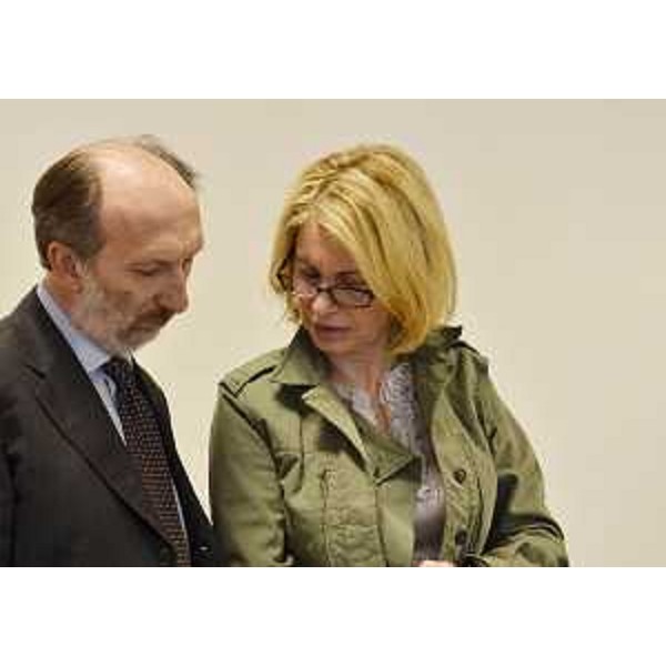 Gli assessori regionali Riccardo Riccardi (Infrastrutture, Mobilità, Pianificazione territoriale e Lavori pubblici) e Sandra Savino (Finanze, Patrimonio, Programmazione) durante la riunione della Giunta regionale. (Udine 23/04/12)