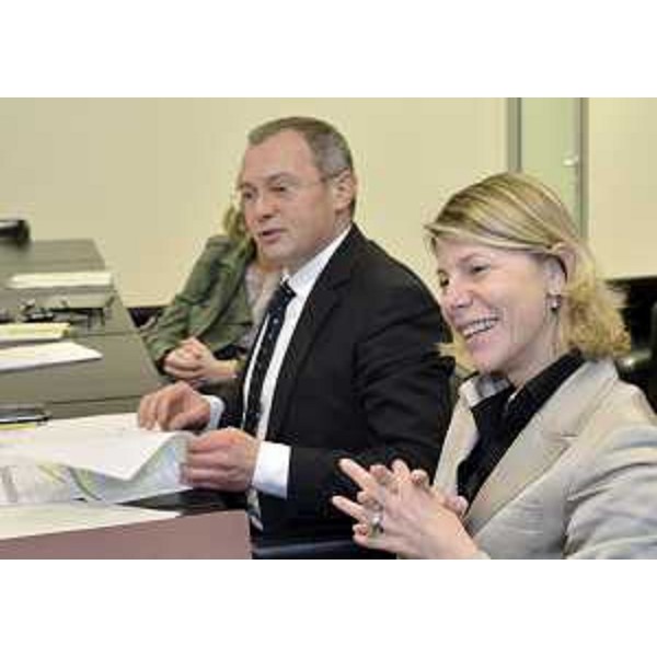 Gli assessori regionali Andrea Garlatti (Funzione pubblica, Autonomie locali, Coordinamento Riforme) e Federica Seganti (Attività produttive, Polizia locale, Sicurezza) durante la riunione della Giunta regionale. (Udine 23/04/12)