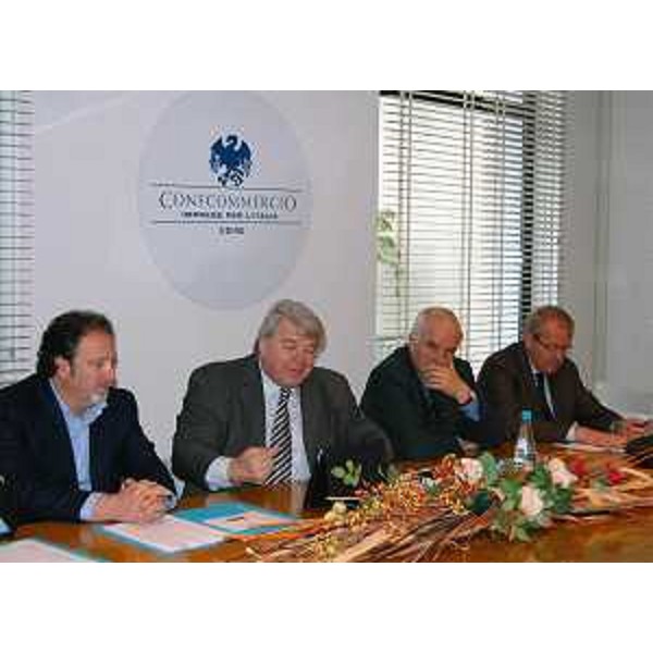 Carlo Dall'Ava (Vicepresidente Confcommercio Udine), Elio De Anna (Assessore regionale Cultura), Enzo Cainero (Commissario Azienda speciale Villa Manin) alla presentazione della "Villa Manin Card". (Udine 24/04/12)