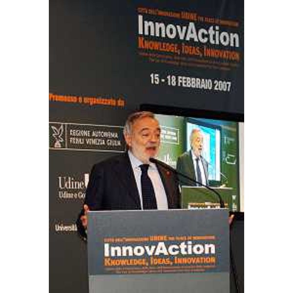 Luigi Nicolais (Ministro per la Funzione Pubblica e l'Innovazione) ritratto durante l'intervento a InnovAction. (Udine 17/02/07)