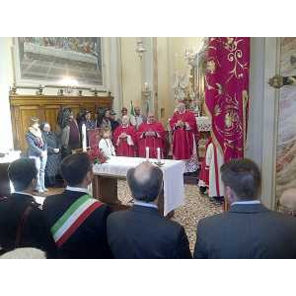 La messa solenne, officiata da monsignor Pietro Brollo, che ha festeggiato la fine dei lavori di ristrutturazione della chiesa dedicata a San Marco Evangelista. (Driolassa di Teor 25/04/12)