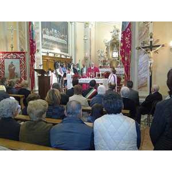 La messa solenne, officiata da monsignor Pietro Brollo, che ha festeggiato la fine dei lavori di ristrutturazione della chiesa dedicata a San Marco Evangelista. (Driolassa di Teor 25/04/12)