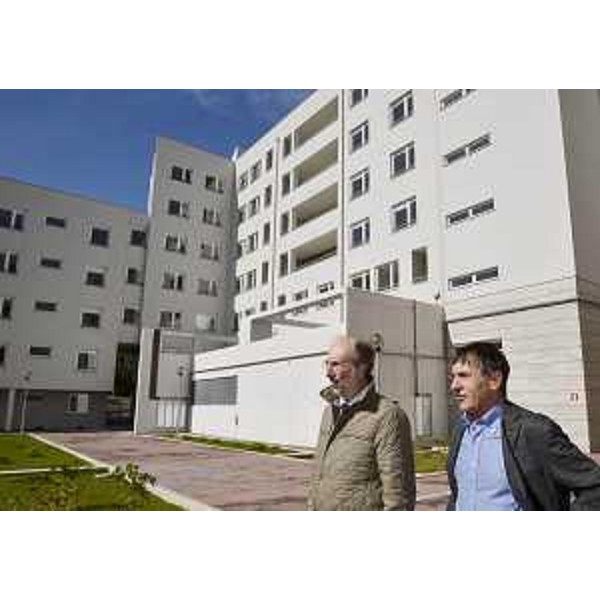 Riccardo Riccardi (Assessore regionale Lavori pubblici) e Piero Camber (Presidente VI Commissione Consiglio regionale) all'inaugurazione di 180 appartamenti realizzati grazie alla riqualificazione dell'area dell'ex caserma Montebello tra via Cumano e piazzale De Gasperi. (Trieste 26/04/12)