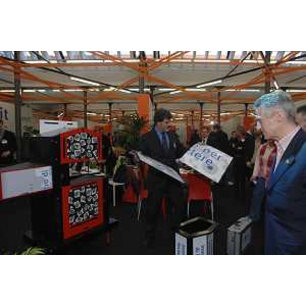 Riccardo Illy (Presidente Regione Friuli Venezia Giulia) mentre visita gli stand di InnovAction. (Udine 17/02/07)