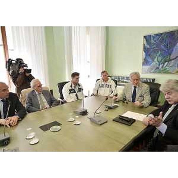 Giuseppe Abbagnale (Campione olimpico), Stelio Borri (Presidente Comitato provinciale CONI Trieste), Vincenzo Abbagnale, Spartaco Barbo (Allenatore Circolo Canottieri Saturnia), Dario Crozzoli (Presidente Comitato FVG FIC-Federazione Italiana Canottaggio) ed Elio De Anna (Assessore regionale Sport) in Consiglio regionale. (Trieste 26/04/12)