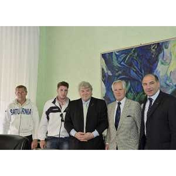 Spartaco Barbo (Allenatore Circolo Canottieri Saturnia), Vincenzo Abbagnale, Elio De Anna (Assessore regionale Sport), Dario Crozzoli (Presidente Comitato FVG FIC-Federazione Italiana Canottaggio) e Giuseppe Abbagnale (Campione olimpico) in Consiglio regionale. (Trieste 26/04/12)