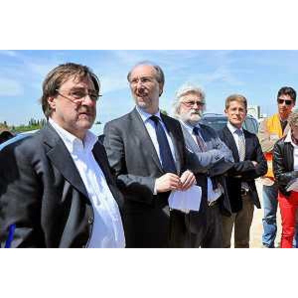 Renato Chisso (Assessore Trasporti e Infrastrutture Regione Veneto) e Riccardo Riccardi (Assessore Infrastrutture e Mobilità Regione Friuli Venezia Giulia) in sopralluogo ai lavori del casello di Meolo sulla A4. (Meolo 26/04/12)