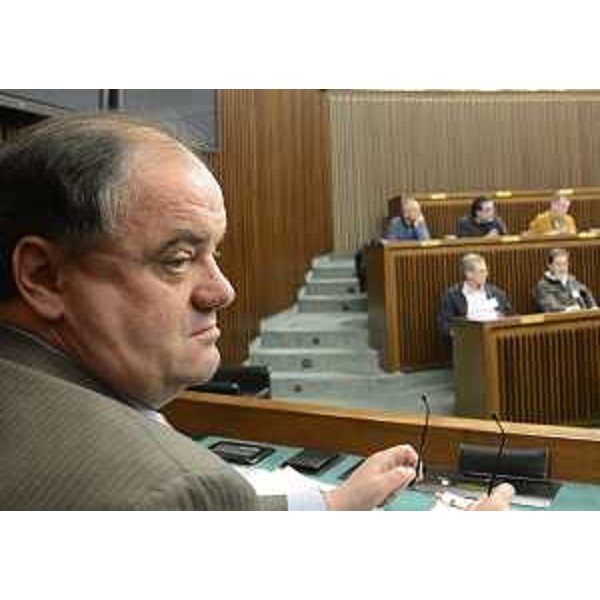 Roberto Molinaro (Assessore regionale Istruzione, Università, Ricerca, Famiglia, Associazionismo e Cooperazione) in VI Commissione consiliare durante la prima giornata di audizioni per approfondire il tema del Terzo settore, in Consiglio regionale. (Trieste 02/05/12)