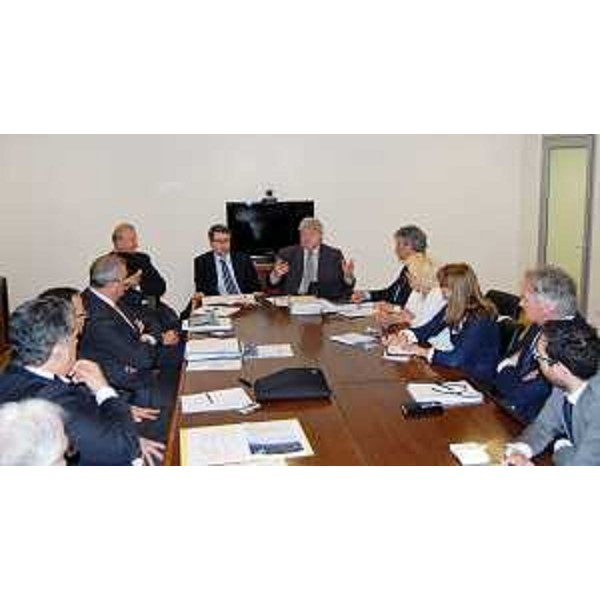 Elio De Anna (Assessore regionale Relazioni internazionali e comunitarie) al "tavolo internazionale" con rappresentanti di Autovie Venete, Finest, Friulia, Informest, InCE-Iniziativa Centro Europea e INSIEL. (Udine 02/05/12)