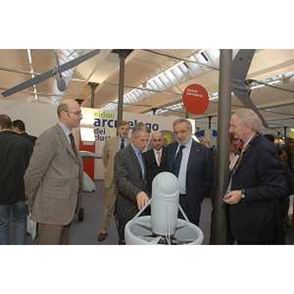 Riccardo Illy (Presidente Regione Friuli Venezia Giulia) con Luigi Nicolais (Ministro per la Funzione Pubblica e l'Innovazione) mentre visitano gli stand di InnovAction. (Udine 17/02/07)