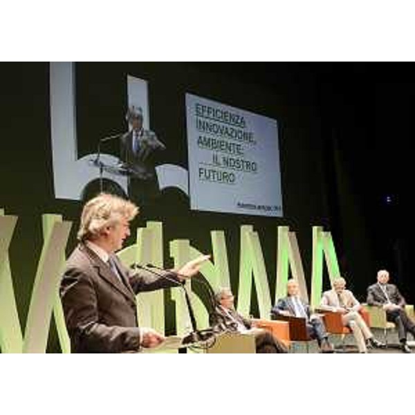 Renzo Tondo (Presidente Friuli Venezia Giulia) interviene all'assemblea generale di Confindustria Udine, promossa sul tema "Efficienza, innovazione, ambiente: il nostro futuro", al Teatro Nuovo. (Udine 03/05/12)