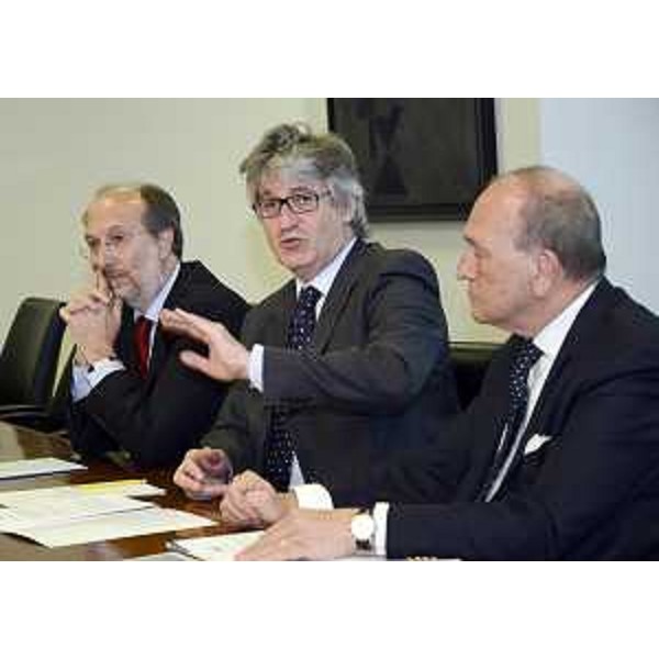 Riccardo Riccardi (Assessore regionale Infrastrutture, Mobilità, Pianificazione territoriale, Lavori pubblici), Renzo Tondo (Presidente Friuli Venezia Giulia) e Sergio Dressi (Presidente Aeroporto FVG SpA) alla presentazione dei risultati della gestione triennale dell'Aeroporto Friuli Venezia Giulia SpA. (Udine 04/05/12)