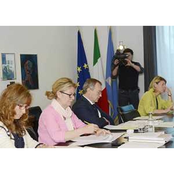 Michela Gasparutti (Capo segreteria presidente Tondo), gli assessori regionali Sandra Savino (Finanze, Patrimonio e Programmazione), Andrea Garlatti (Funzione pubblica, Autonomie locali, Coordinamento Riforme) e Federica Seganti (Attività produttive, Polizia locale, Sicurezza) durante la riunione della Giunta regionale. (Udine 04/05/12)