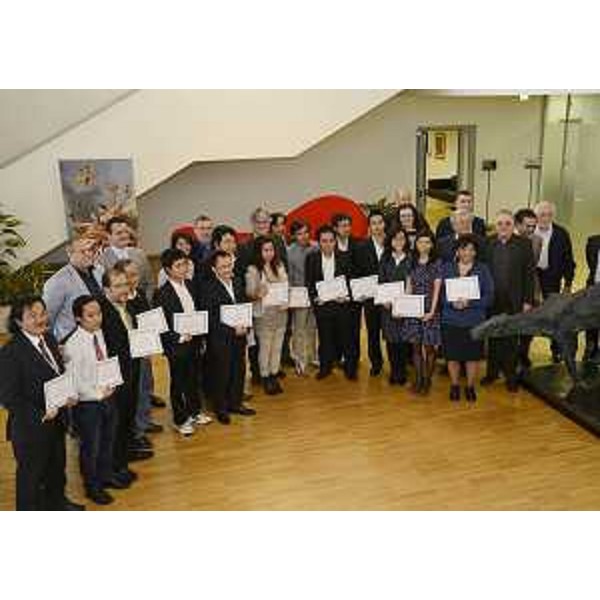 Renzo Tondo (Presidente Friuli Venezia Giulia) tra gli imprenditori vietnamiti che hanno ricevuto il certificato di partecipazione al corso "Ingegneria di produzione e gestione delle lavorazioni dell'industria del legno". (Udine 04/05/12)