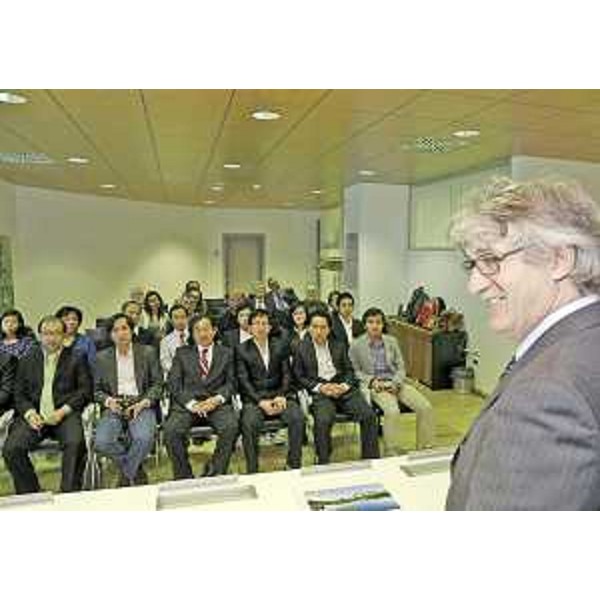 Renzo Tondo (Presidente Friuli Venezia Giulia) con gli imprenditori vietnamiti che hanno ricevuto il certificato di partecipazione al corso "Ingegneria di produzione e gestione delle lavorazioni dell'industria del legno". (Udine 04/05/12)